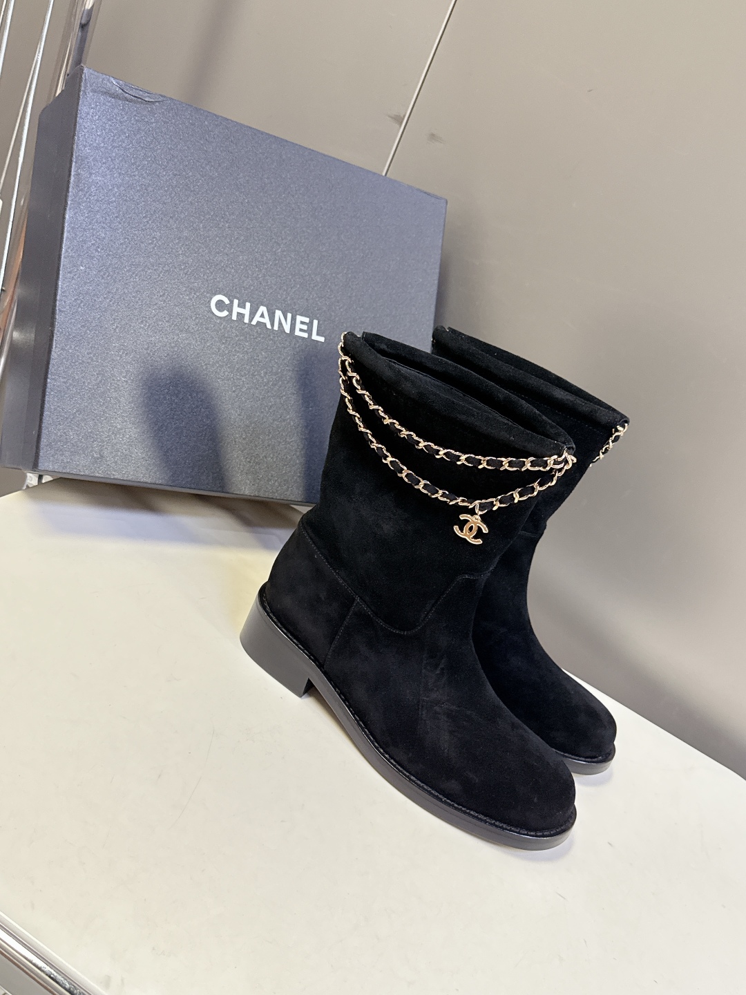 CHANEL香奈儿25B秋冬最新款链条靴
小红书力推款 怎么搭配都好看 时髦精必备 香奈儿女士钟爱简约又