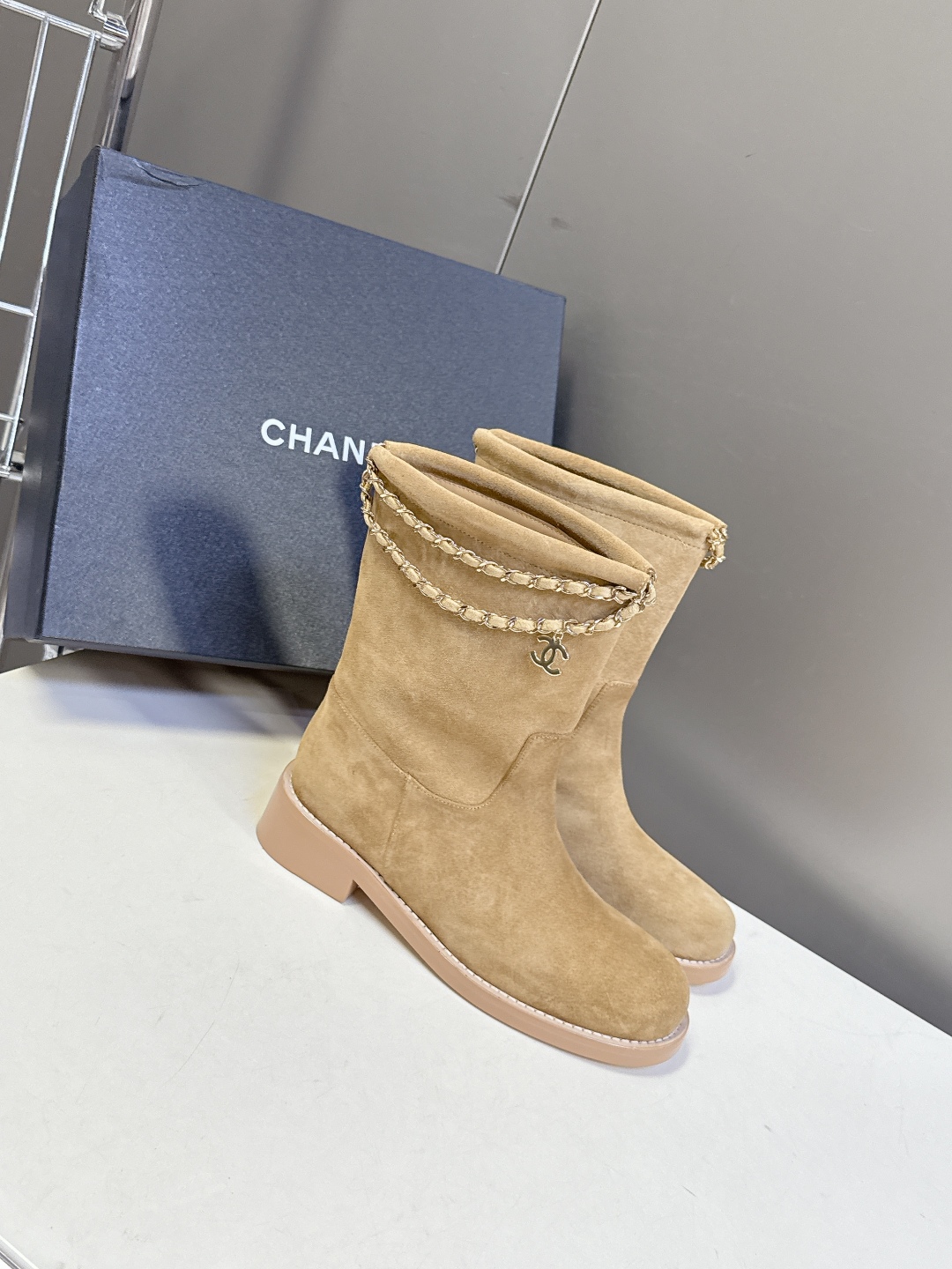 CHANEL香奈儿25B秋冬最新款链条靴
小红书力推款 怎么搭配都好看 时髦精必备 香奈儿女士钟爱简约又