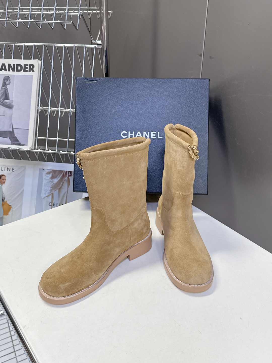 CHANEL香奈儿25B秋冬最新款链条靴
小红书力推款 怎么搭配都好看 时髦精必备 香奈儿女士钟爱简约又