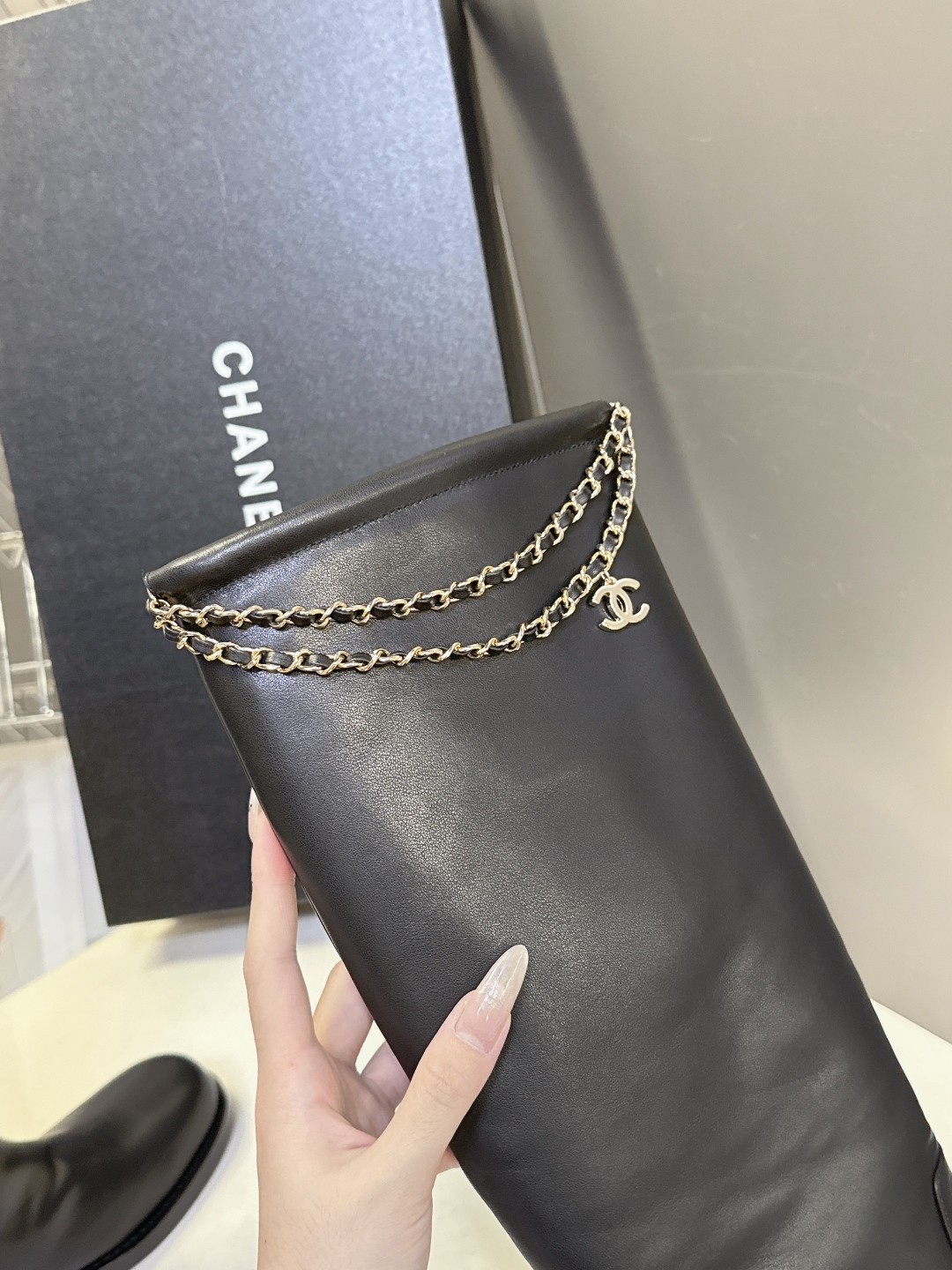  CHANEL香奈儿25B秋冬最新款链条靴
小红书力推款 怎么搭配都好看 时髦精必备 香奈儿女士钟爱简约