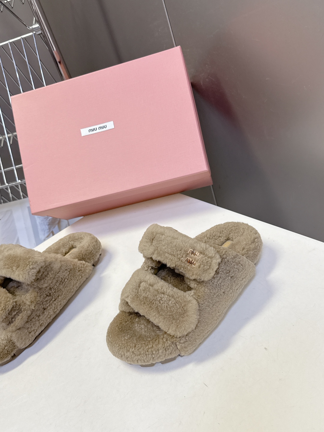  MiuMiu缪缪秋冬最新款毛毛拖鞋～
  Miu家今年也是出了不少 这双毛拖也好好看！皮质的就是非常高