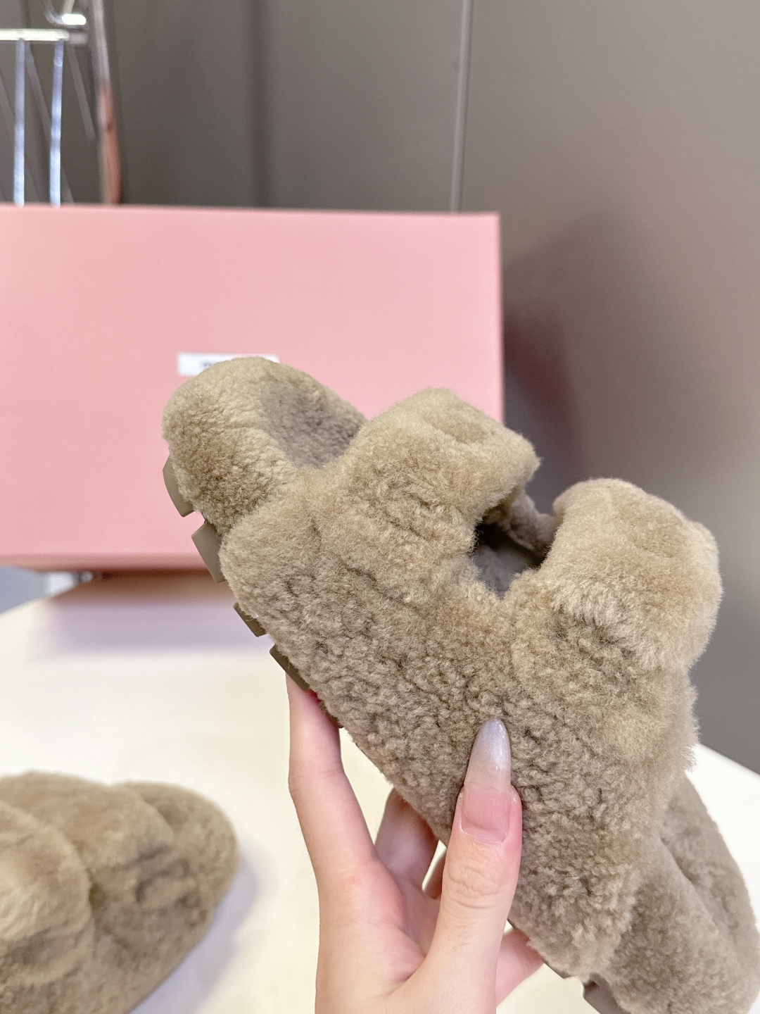  MiuMiu缪缪秋冬最新款毛毛拖鞋～
  Miu家今年也是出了不少 这双毛拖也好好看！皮质的就是非常高