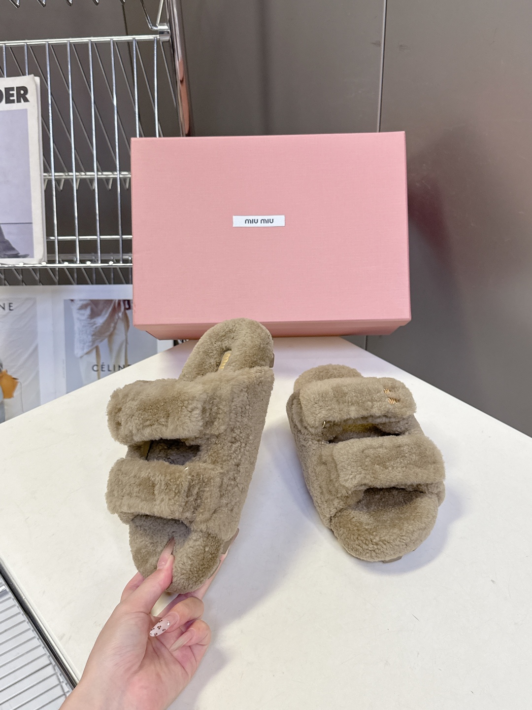  MiuMiu缪缪秋冬最新款毛毛拖鞋～
  Miu家今年也是出了不少 这双毛拖也好好看！皮质的就是非常高