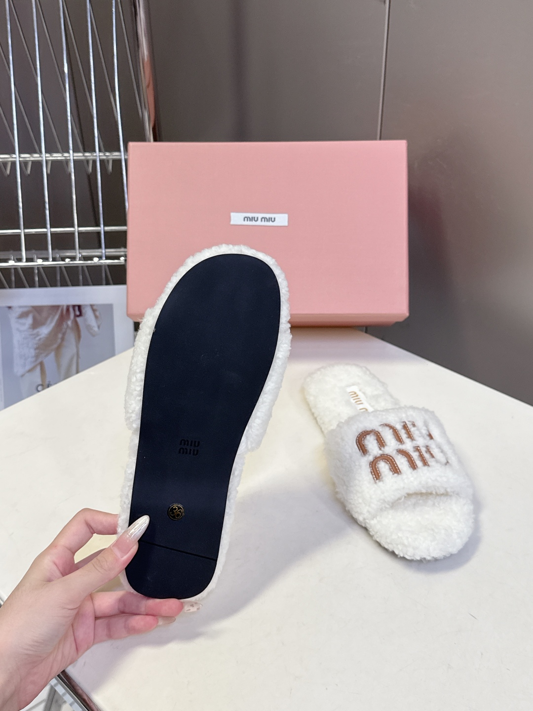  MiuMiu缪缪秋冬最新款毛毛拖鞋～
  Miu家今年也是出了不少 这双毛拖也好好看！皮质的就是非常高