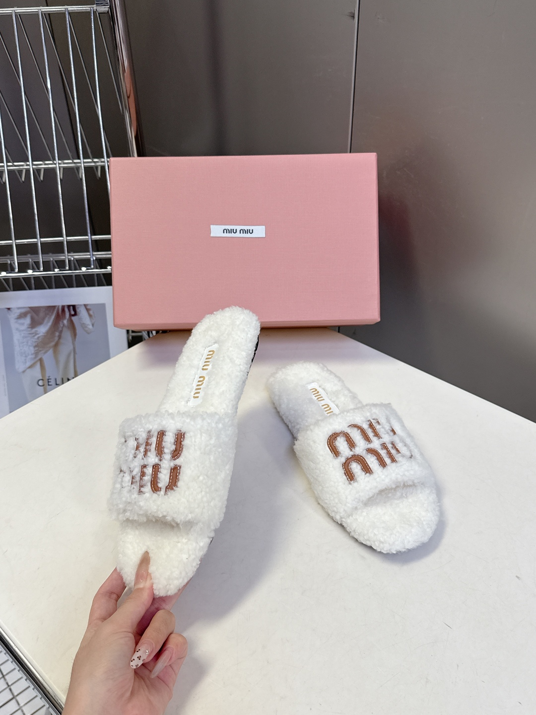  MiuMiu缪缪秋冬最新款毛毛拖鞋～
  Miu家今年也是出了不少 这双毛拖也好好看！皮质的就是非常高