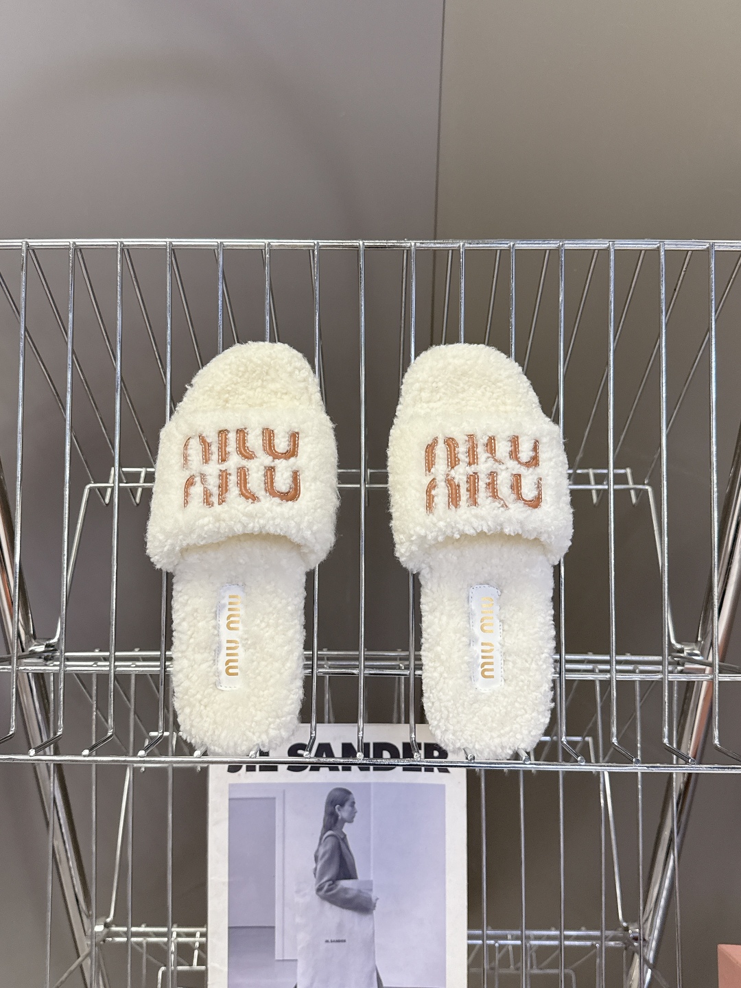  MiuMiu缪缪秋冬最新款毛毛拖鞋～
  Miu家今年也是出了不少 这双毛拖也好好看！皮质的就是非常高