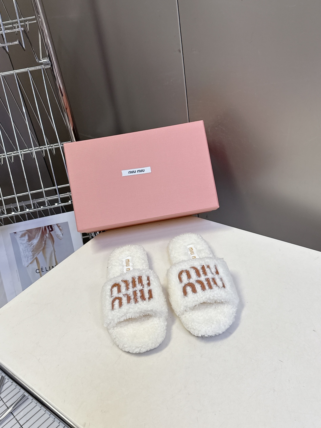  MiuMiu缪缪秋冬最新款毛毛拖鞋～
  Miu家今年也是出了不少 这双毛拖也好好看！皮质的就是非常高