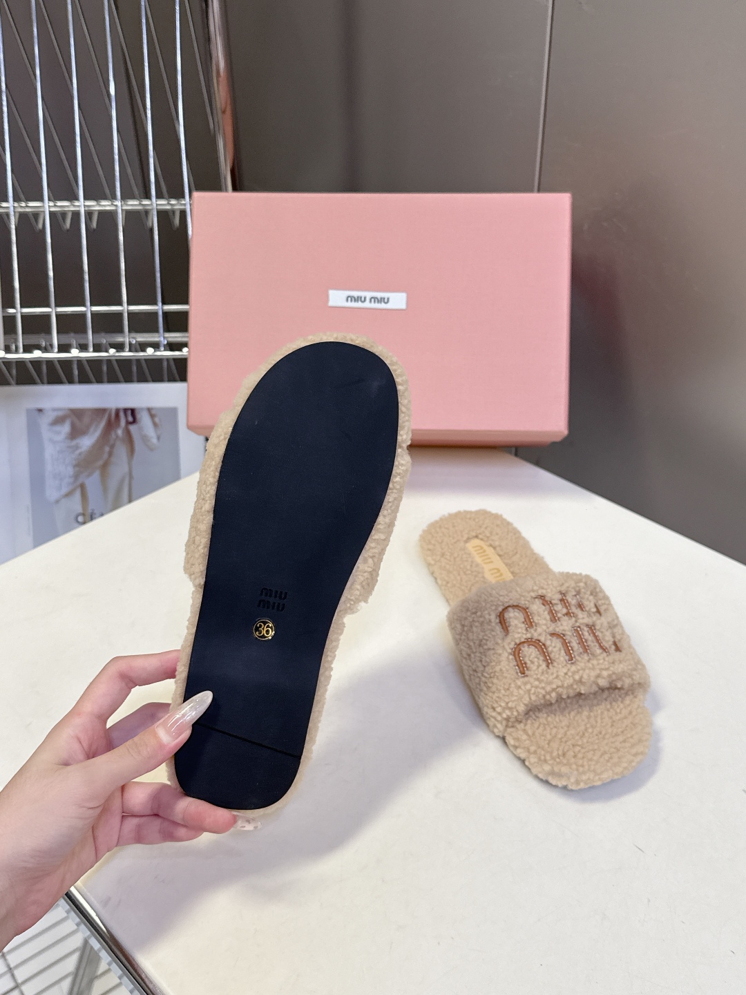  MiuMiu缪缪秋冬最新款毛毛拖鞋～
  Miu家今年也是出了不少 这双毛拖也好好看！皮质的就是非常高