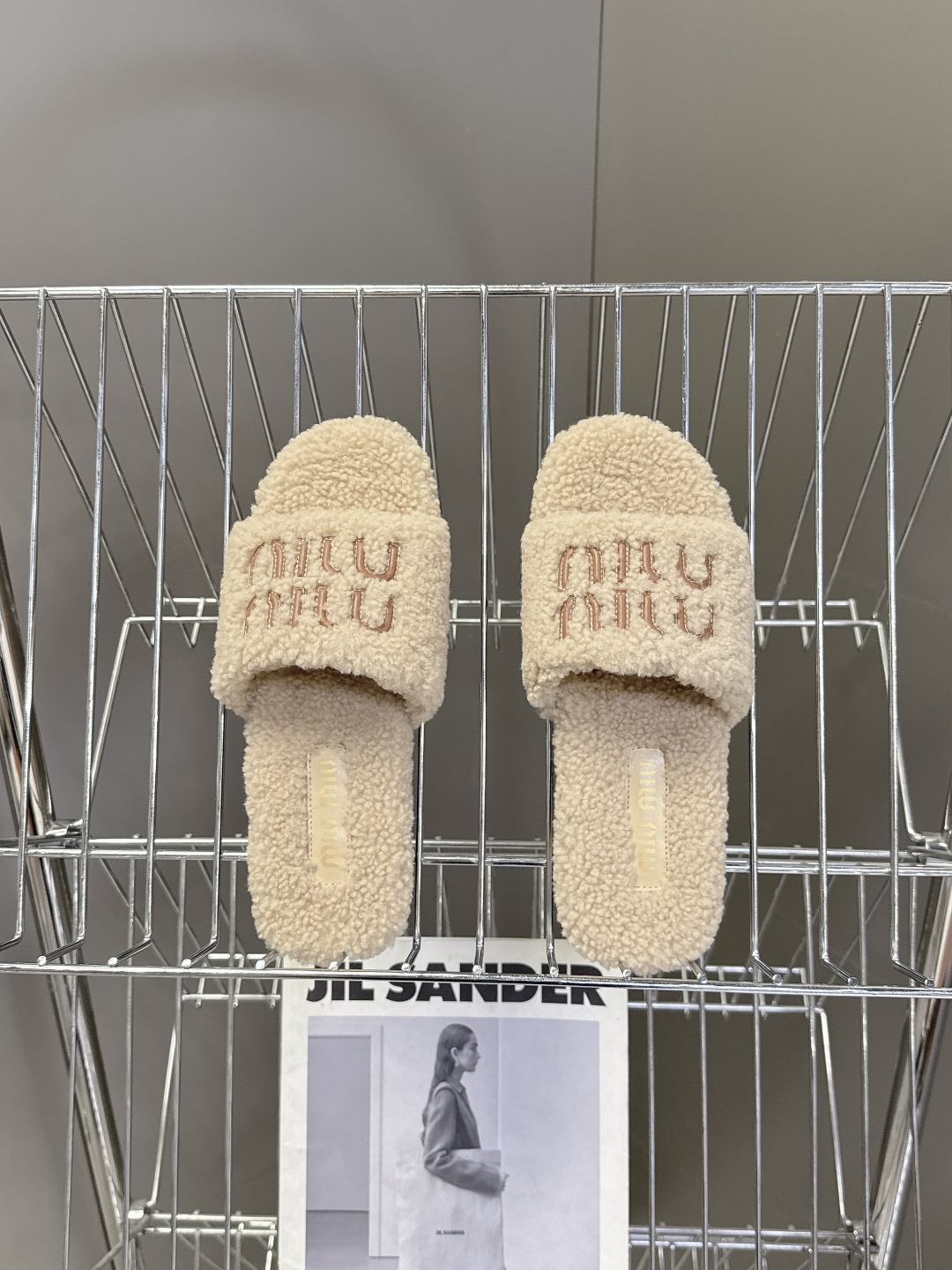  MiuMiu缪缪秋冬最新款毛毛拖鞋～
  Miu家今年也是出了不少 这双毛拖也好好看！皮质的就是非常高
