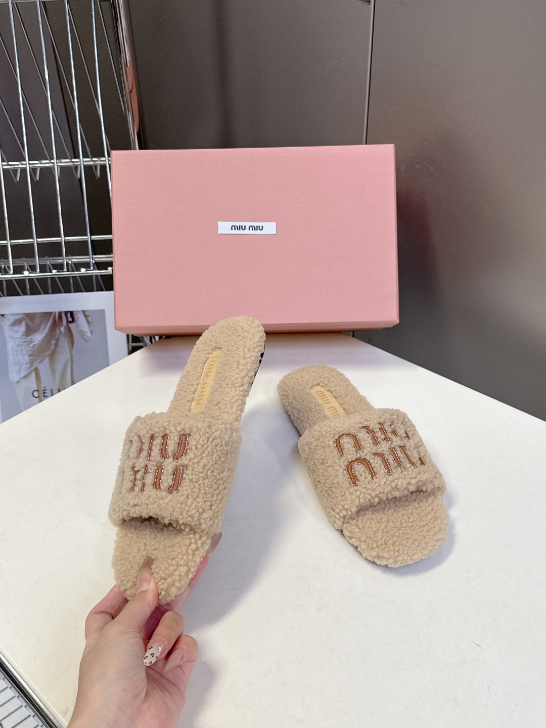  MiuMiu缪缪秋冬最新款毛毛拖鞋～
  Miu家今年也是出了不少 这双毛拖也好好看！皮质的就是非常高