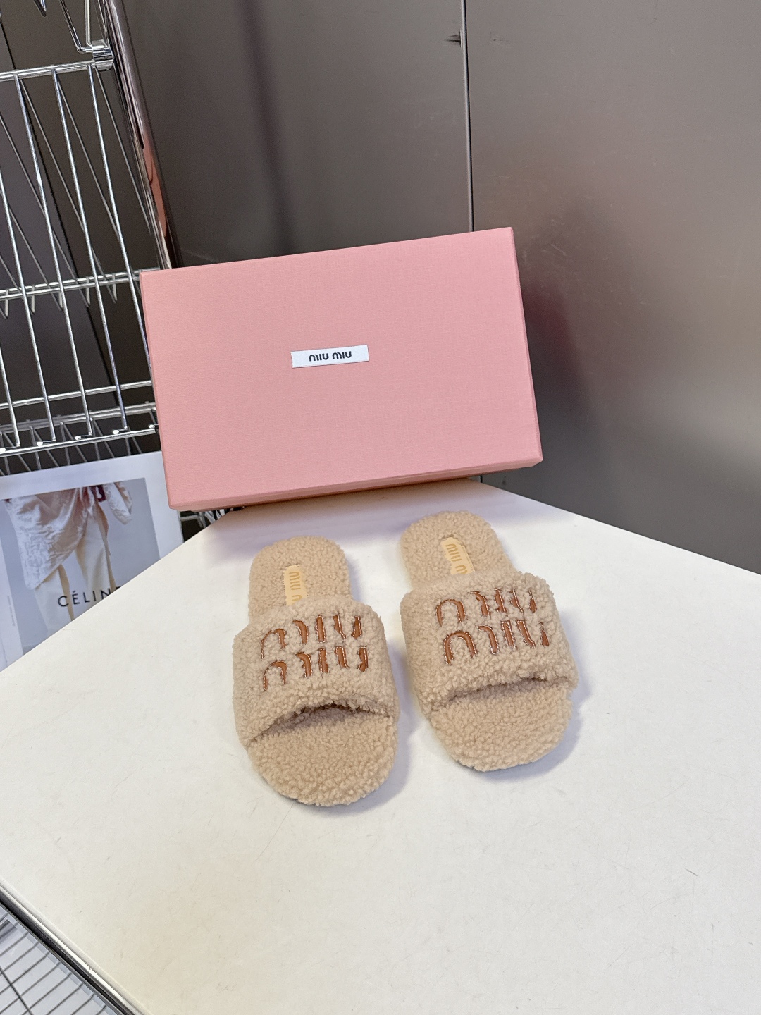  MiuMiu缪缪秋冬最新款毛毛拖鞋～
  Miu家今年也是出了不少 这双毛拖也好好看！皮质的就是非常高