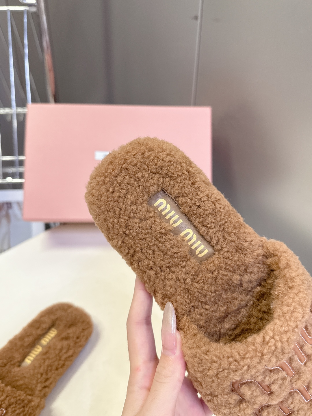  MiuMiu缪缪秋冬最新款毛毛拖鞋～
  Miu家今年也是出了不少 这双毛拖也好好看！皮质的就是非常高