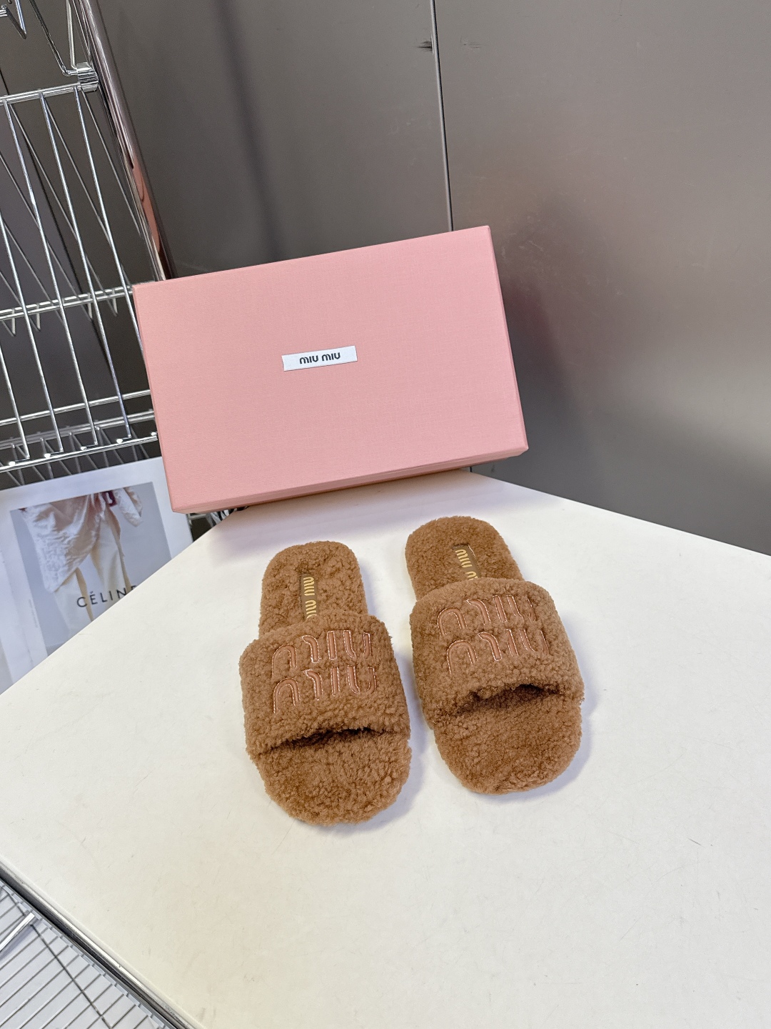  MiuMiu缪缪秋冬最新款毛毛拖鞋～
  Miu家今年也是出了不少 这双毛拖也好好看！皮质的就是非常高