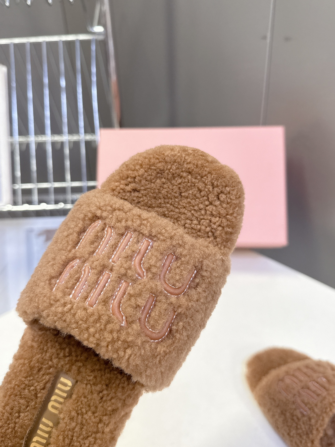  MiuMiu缪缪秋冬最新款毛毛拖鞋～
  Miu家今年也是出了不少 这双毛拖也好好看！皮质的就是非常高