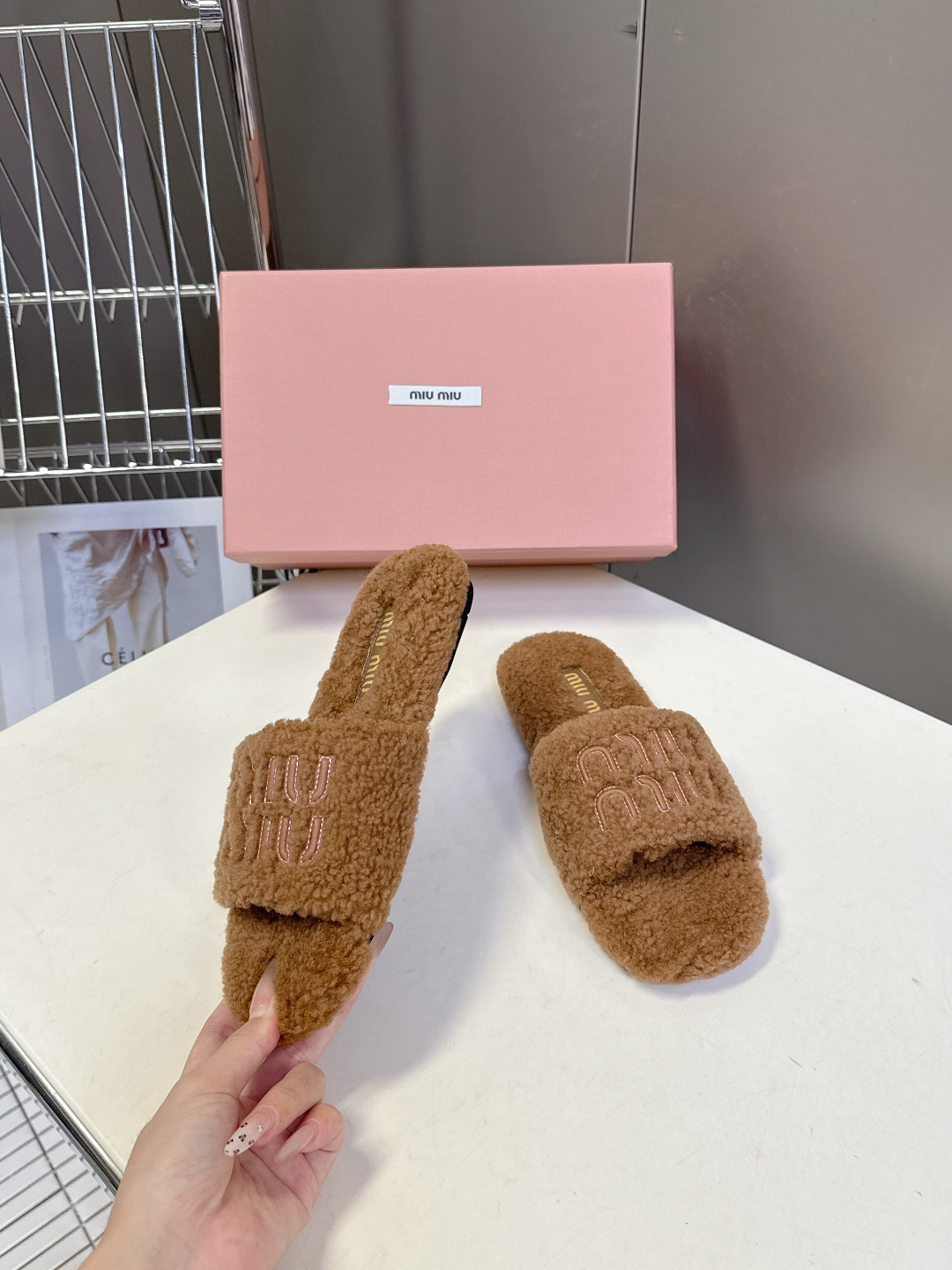  MiuMiu缪缪秋冬最新款毛毛拖鞋～
  Miu家今年也是出了不少 这双毛拖也好好看！皮质的就是非常高