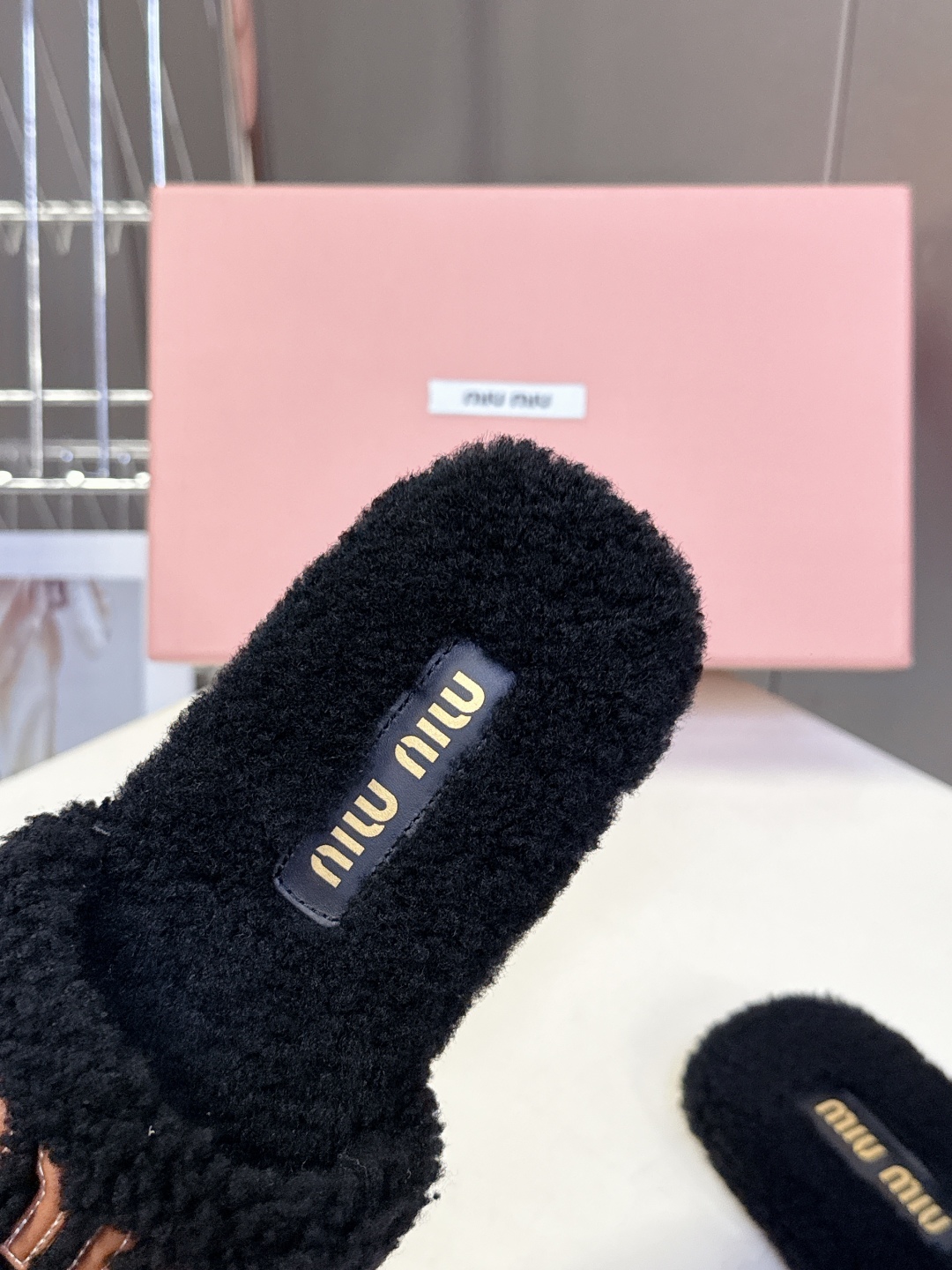  MiuMiu缪缪秋冬最新款毛毛拖鞋～
  Miu家今年也是出了不少 这双毛拖也好好看！皮质的就是非常高