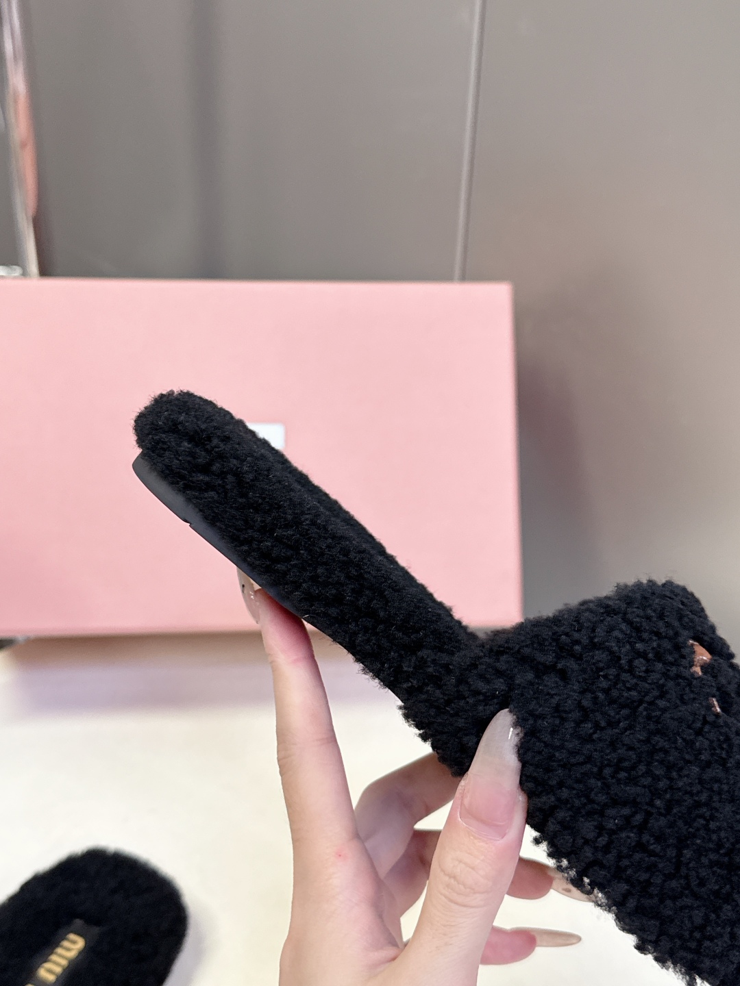  MiuMiu缪缪秋冬最新款毛毛拖鞋～
  Miu家今年也是出了不少 这双毛拖也好好看！皮质的就是非常高