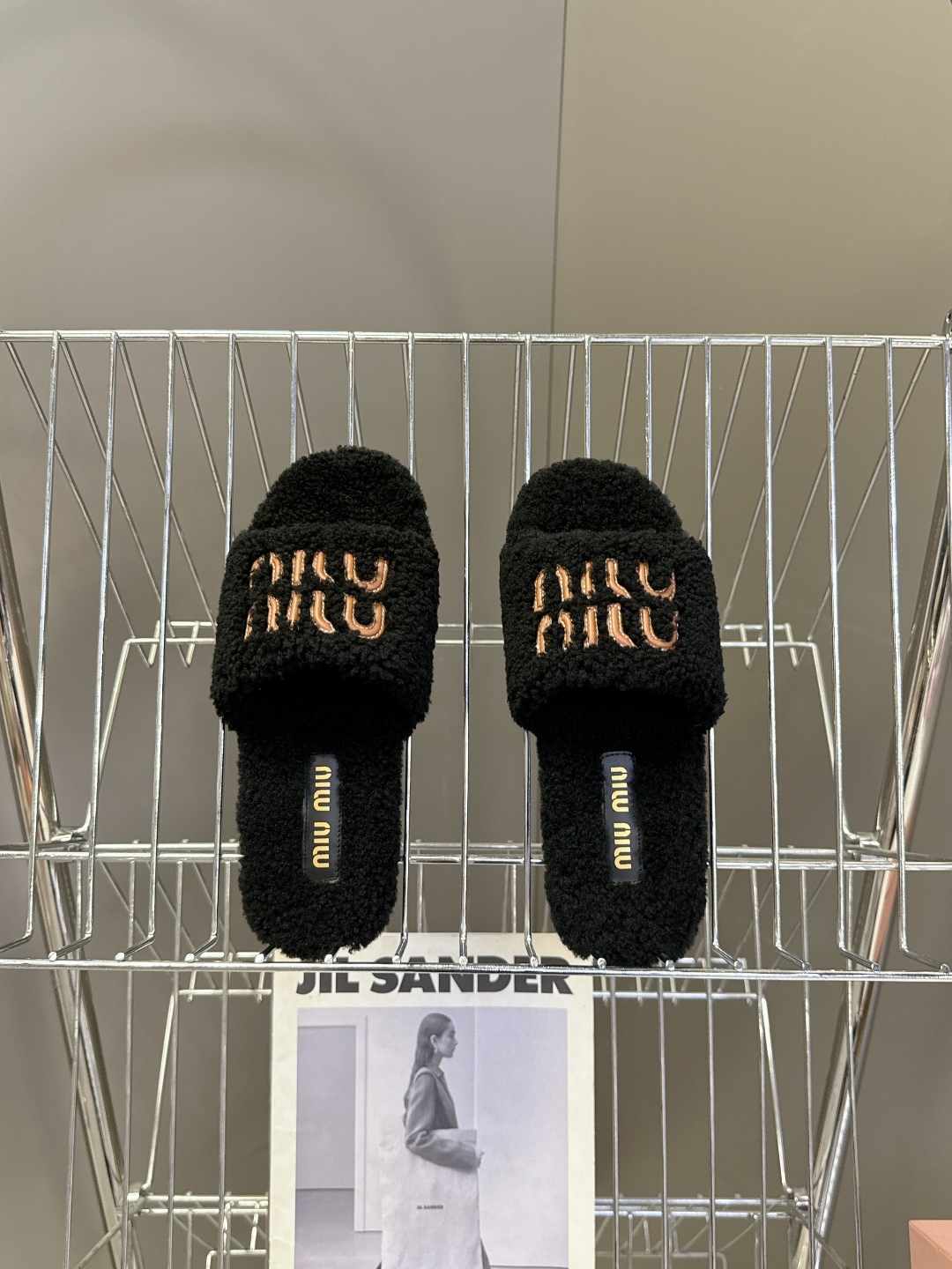  MiuMiu缪缪秋冬最新款毛毛拖鞋～
  Miu家今年也是出了不少 这双毛拖也好好看！皮质的就是非常高