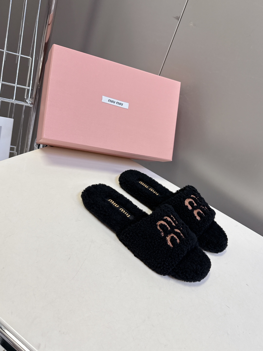  MiuMiu缪缪秋冬最新款毛毛拖鞋～
  Miu家今年也是出了不少 这双毛拖也好好看！皮质的就是非常高