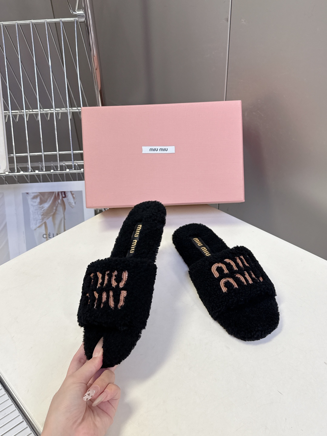  MiuMiu缪缪秋冬最新款毛毛拖鞋～
  Miu家今年也是出了不少 这双毛拖也好好看！皮质的就是非常高
