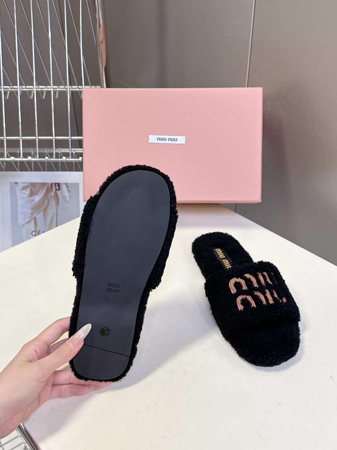  MiuMiu缪缪秋冬最新款毛毛拖鞋～
  Miu家今年也是出了不少 这双毛拖也好好看！皮质的就是非常高
