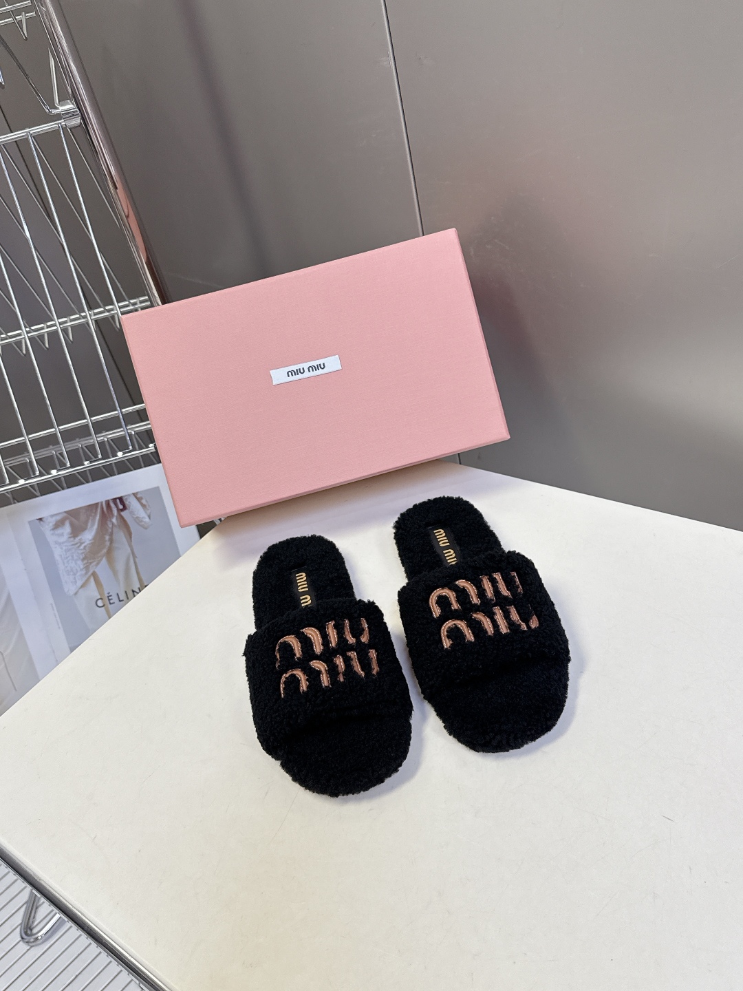  MiuMiu缪缪秋冬最新款毛毛拖鞋～
  Miu家今年也是出了不少 这双毛拖也好好看！皮质的就是非常高