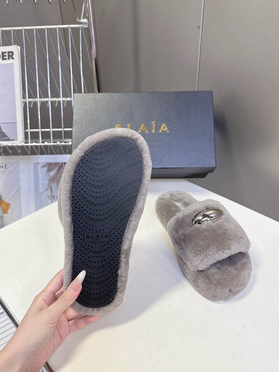  ALAÏA阿莱亚秋冬最新款毛毛拖鞋～
  超多明星网红种草 这双毛拖也好好看！皮质的就是非常高级呀 搭