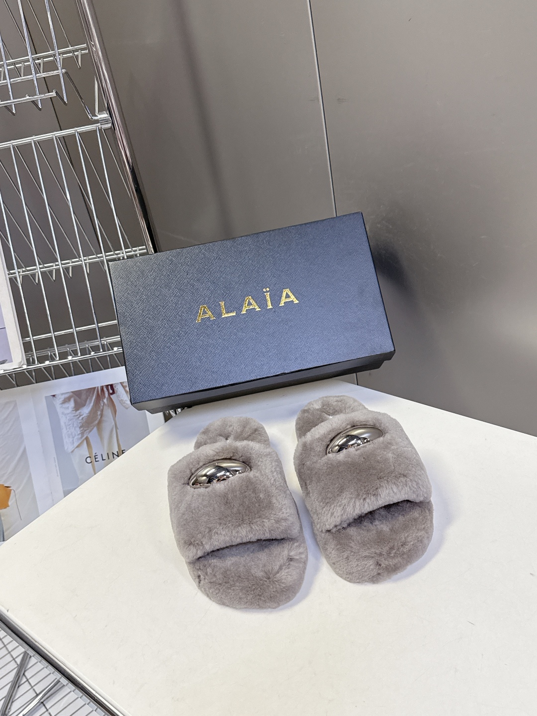  ALAÏA阿莱亚秋冬最新款毛毛拖鞋～
  超多明星网红种草 这双毛拖也好好看！皮质的就是非常高级呀 搭