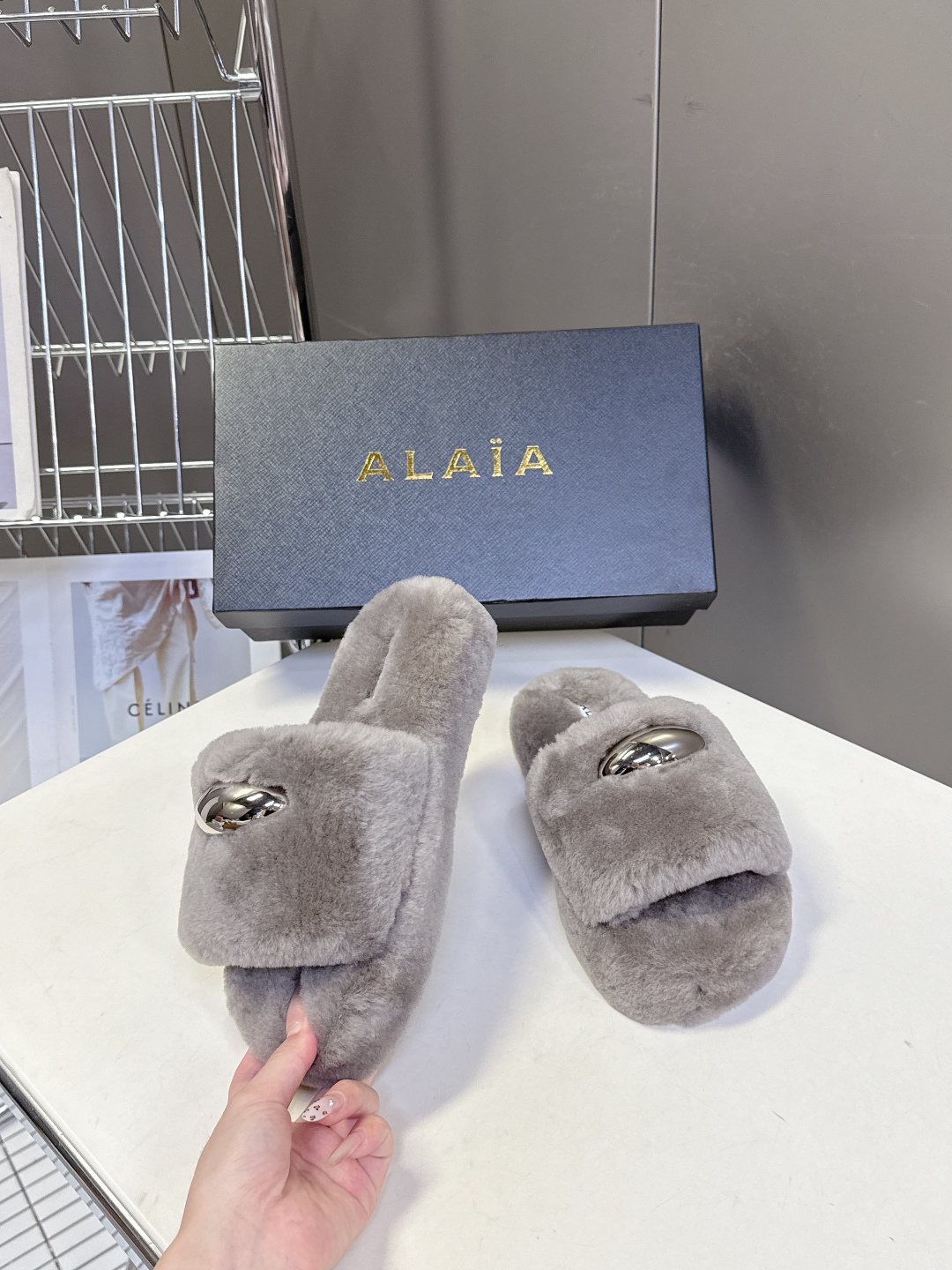  ALAÏA阿莱亚秋冬最新款毛毛拖鞋～
  超多明星网红种草 这双毛拖也好好看！皮质的就是非常高级呀 搭