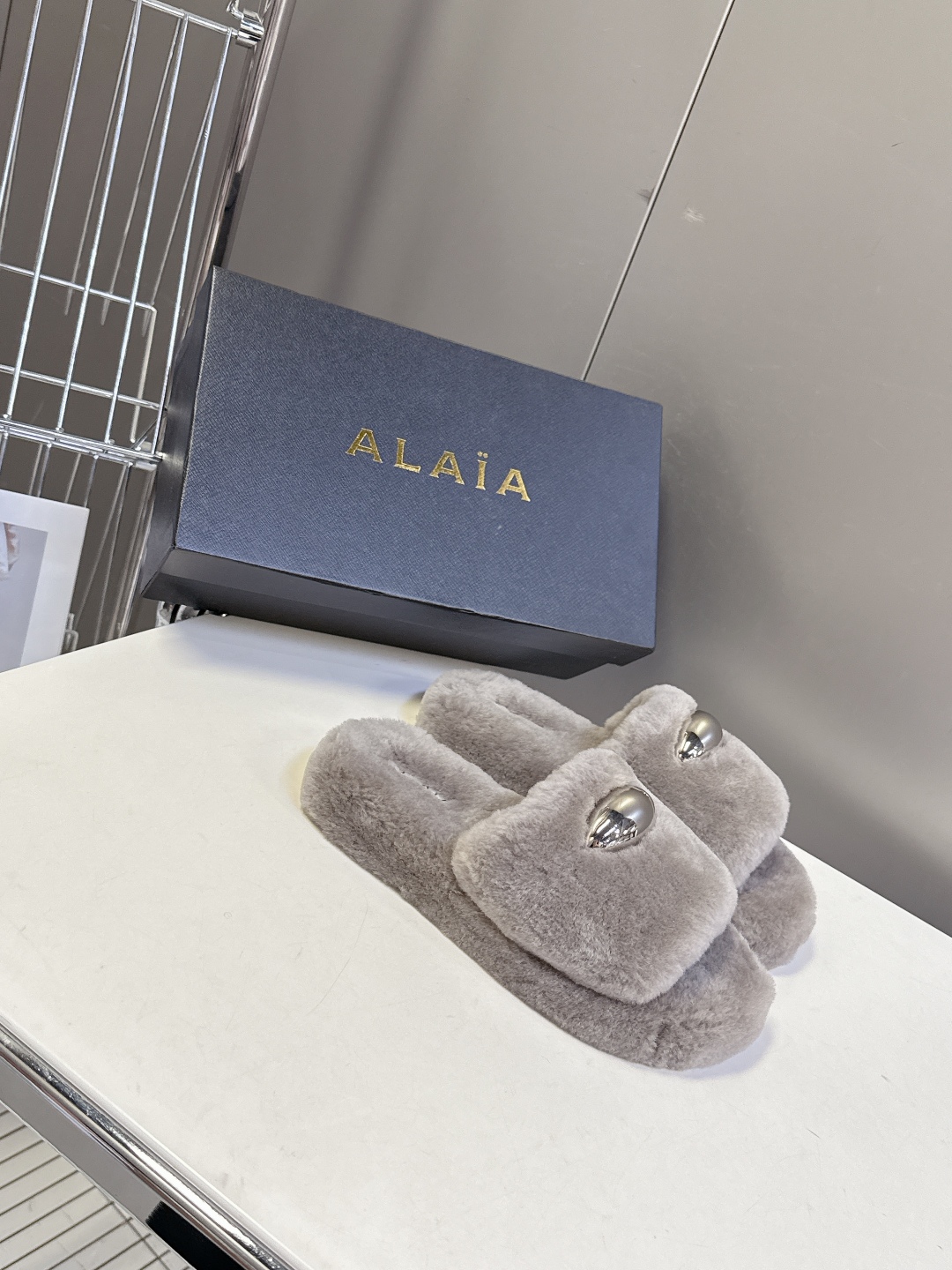  ALAÏA阿莱亚秋冬最新款毛毛拖鞋～
  超多明星网红种草 这双毛拖也好好看！皮质的就是非常高级呀 搭