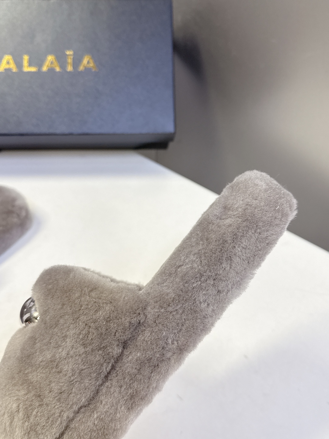  ALAÏA阿莱亚秋冬最新款毛毛拖鞋～
  超多明星网红种草 这双毛拖也好好看！皮质的就是非常高级呀 搭