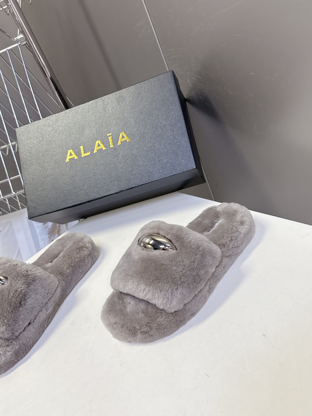  ALAÏA阿莱亚秋冬最新款毛毛拖鞋～
  超多明星网红种草 这双毛拖也好好看！皮质的就是非常高级呀 搭