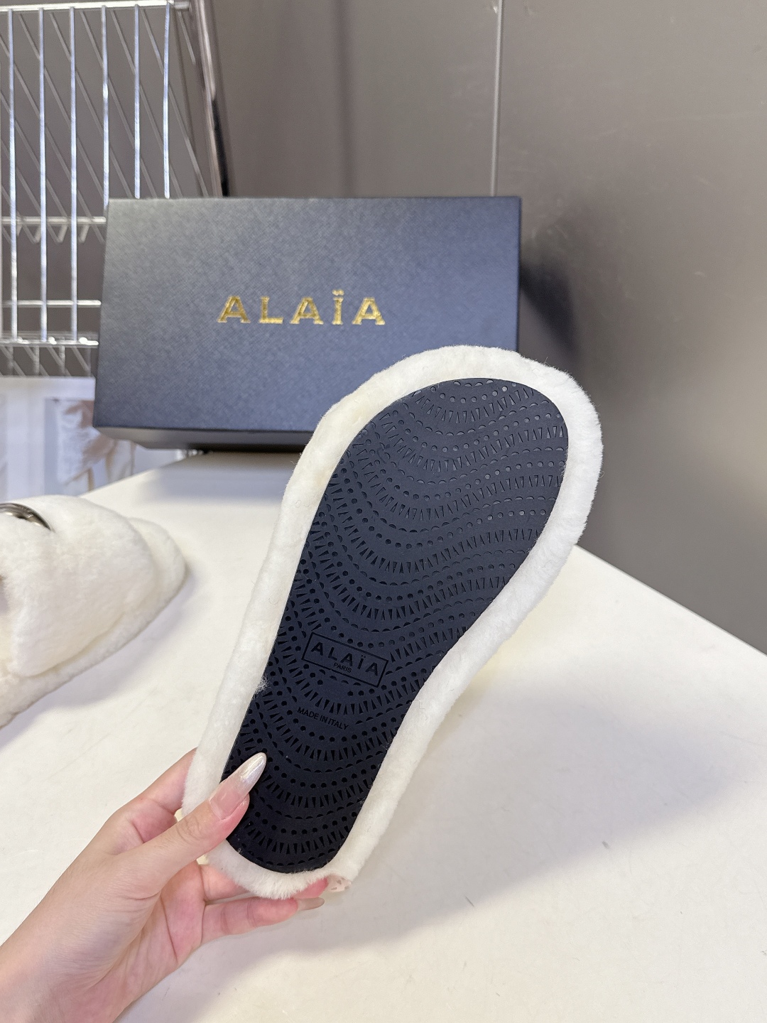  ALAÏA阿莱亚秋冬最新款毛毛拖鞋～
  超多明星网红种草 这双毛拖也好好看！皮质的就是非常高级呀 搭