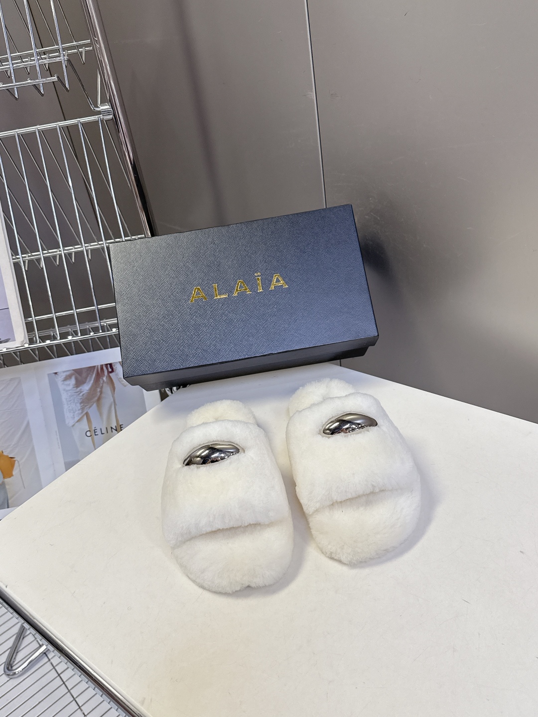 ALAÏA阿莱亚秋冬最新款毛毛拖鞋～
  超多明星网红种草 这双毛拖也好好看！皮质的就是非常高级呀 搭