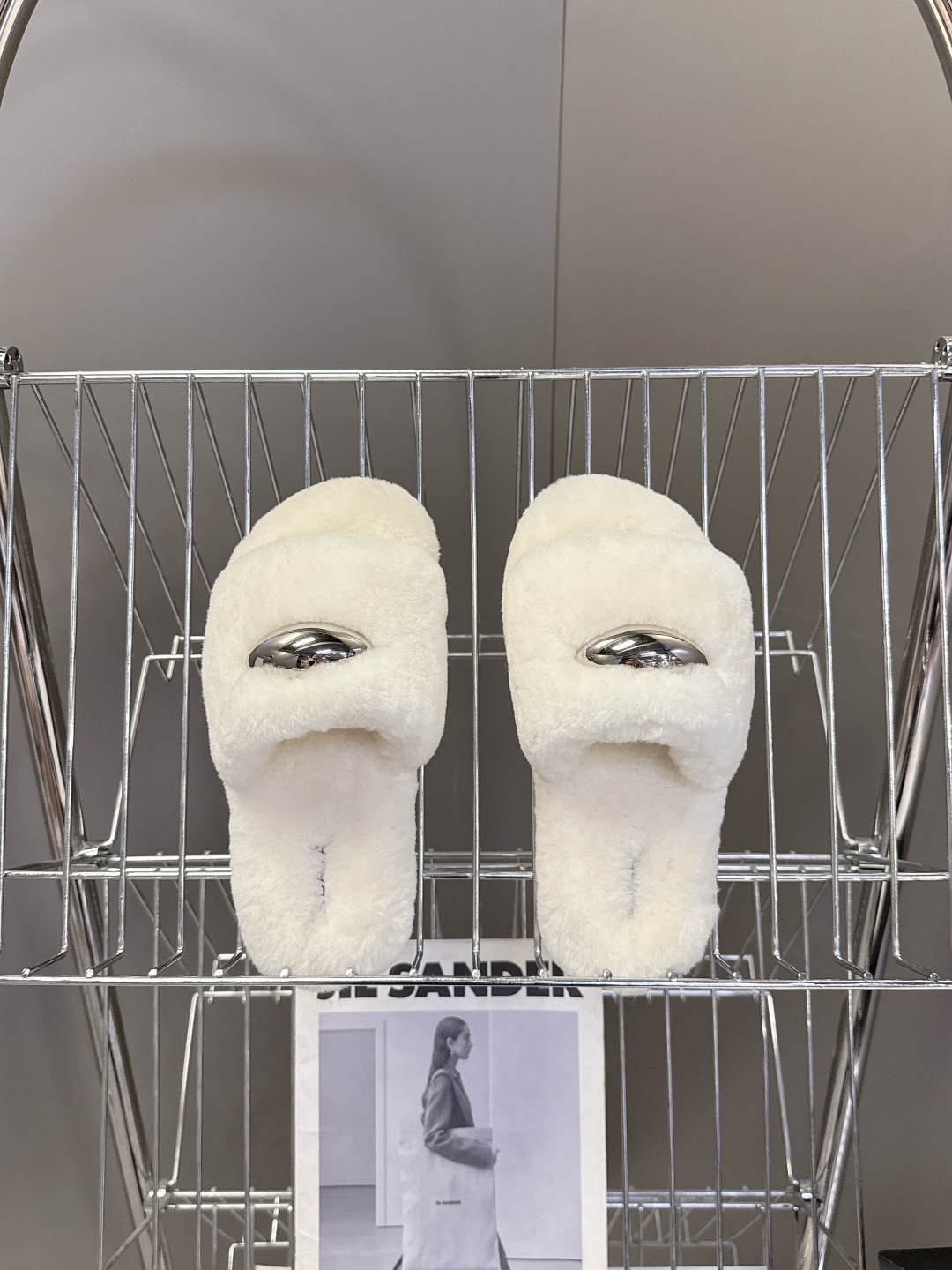  ALAÏA阿莱亚秋冬最新款毛毛拖鞋～
  超多明星网红种草 这双毛拖也好好看！皮质的就是非常高级呀 搭