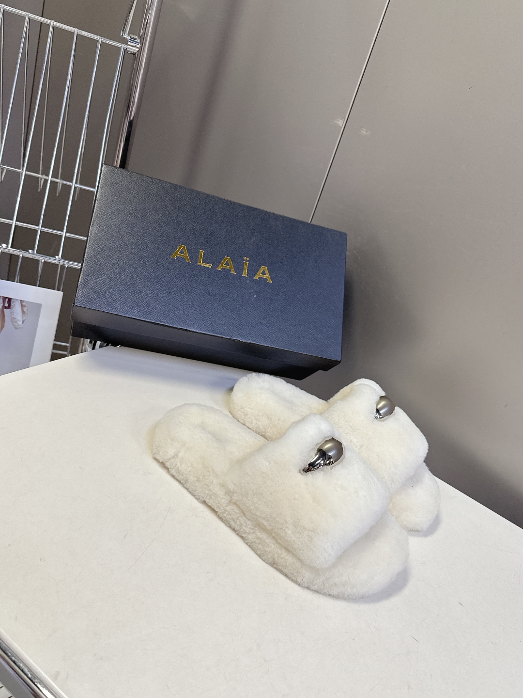  ALAÏA阿莱亚秋冬最新款毛毛拖鞋～
  超多明星网红种草 这双毛拖也好好看！皮质的就是非常高级呀 搭