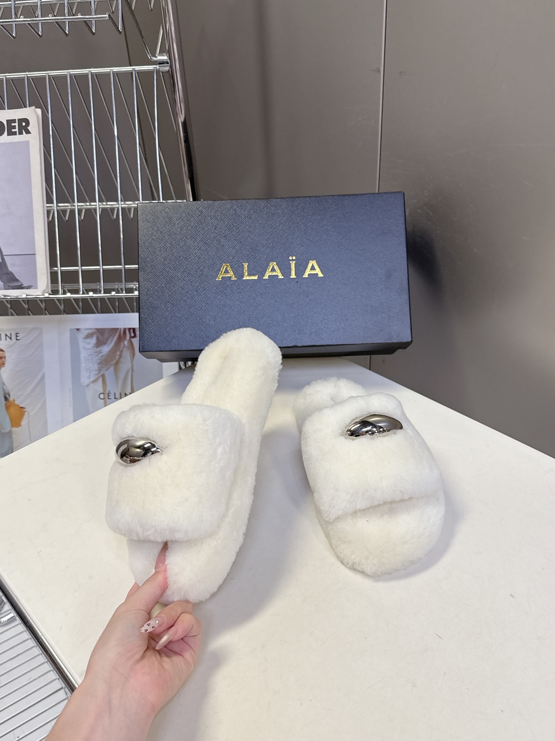  ALAÏA阿莱亚秋冬最新款毛毛拖鞋～
  超多明星网红种草 这双毛拖也好好看！皮质的就是非常高级呀 搭