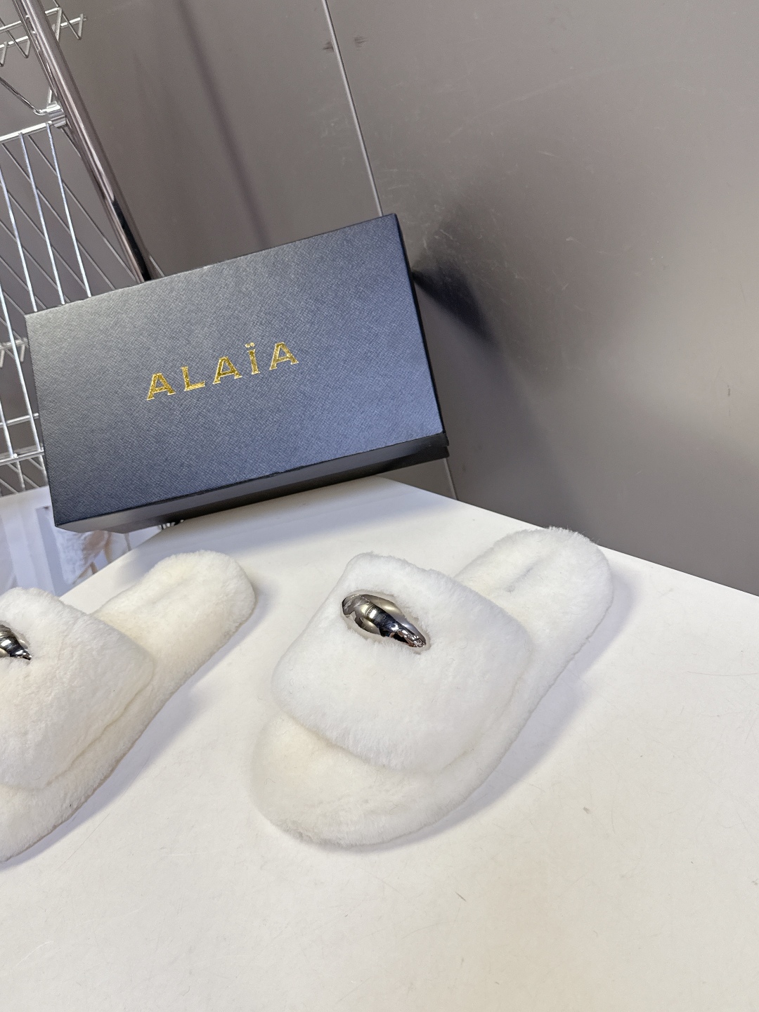  ALAÏA阿莱亚秋冬最新款毛毛拖鞋～
  超多明星网红种草 这双毛拖也好好看！皮质的就是非常高级呀 搭