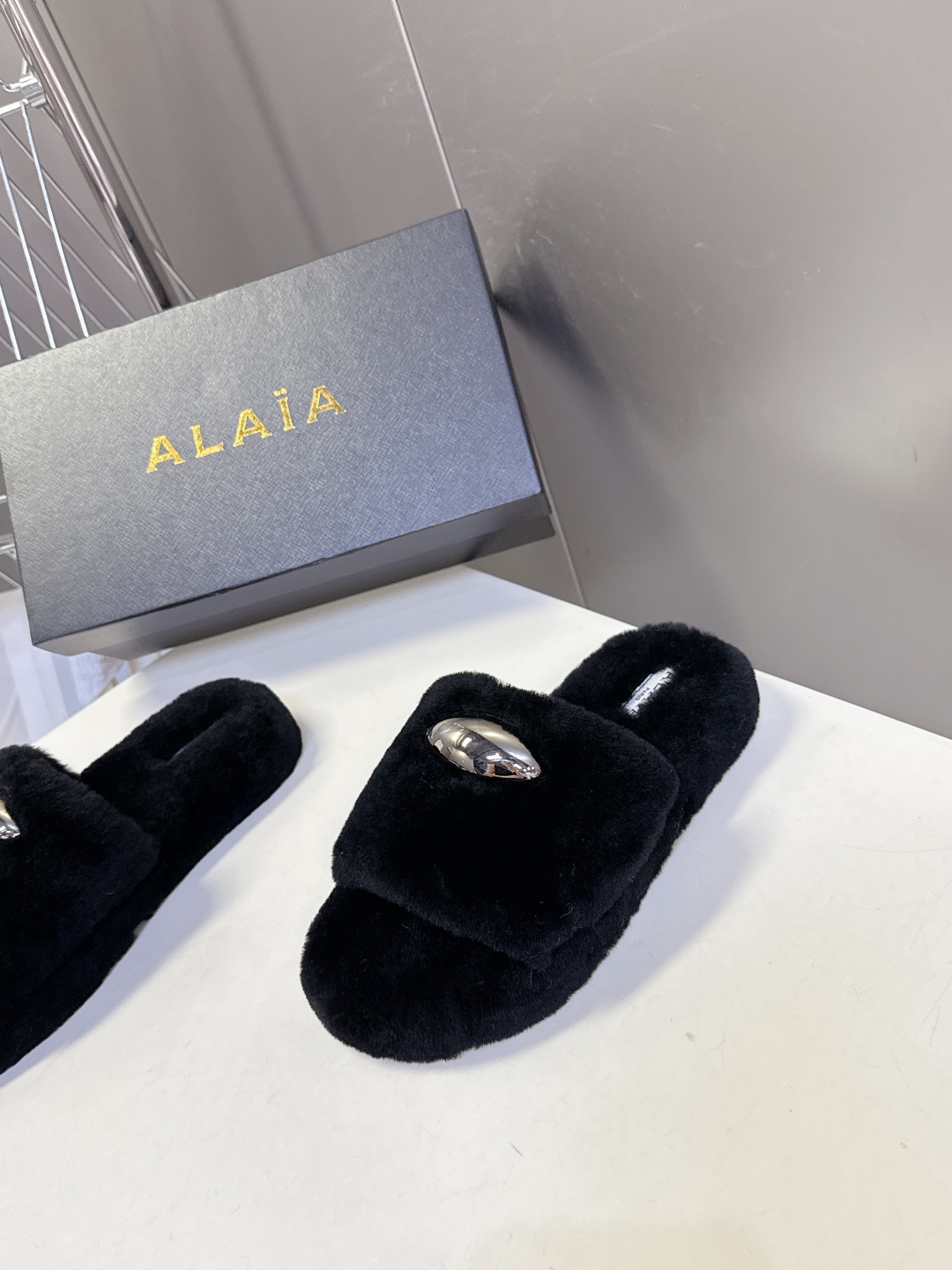  ALAÏA阿莱亚秋冬最新款毛毛拖鞋～
  超多明星网红种草 这双毛拖也好好看！皮质的就是非常高级呀 搭