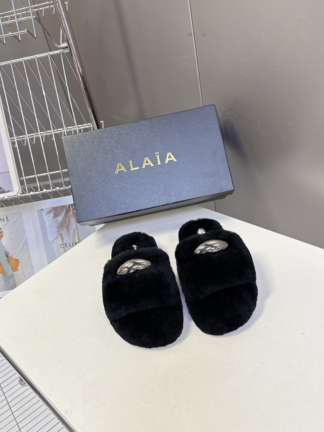  ALAÏA阿莱亚秋冬最新款毛毛拖鞋～
  超多明星网红种草 这双毛拖也好好看！皮质的就是非常高级呀 搭