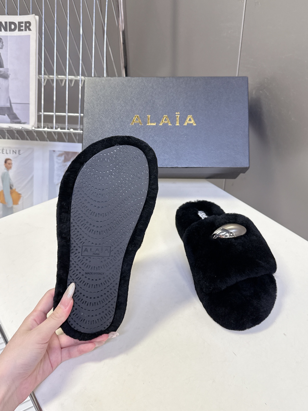  ALAÏA阿莱亚秋冬最新款毛毛拖鞋～
  超多明星网红种草 这双毛拖也好好看！皮质的就是非常高级呀 搭