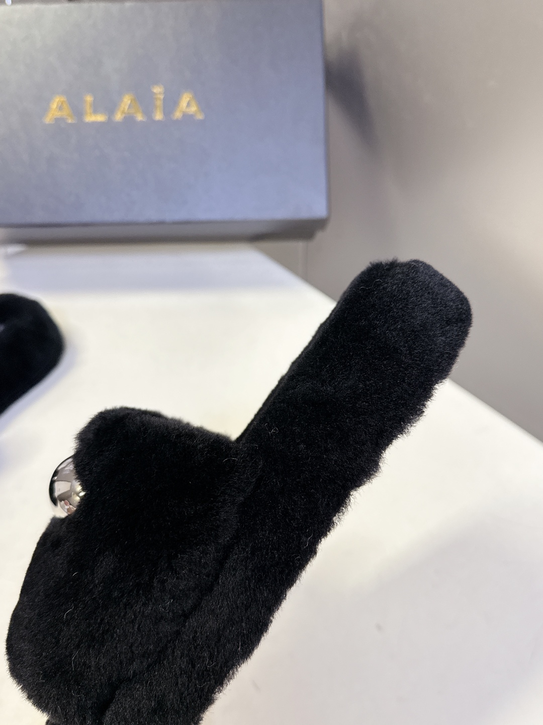  ALAÏA阿莱亚秋冬最新款毛毛拖鞋～
  超多明星网红种草 这双毛拖也好好看！皮质的就是非常高级呀 搭