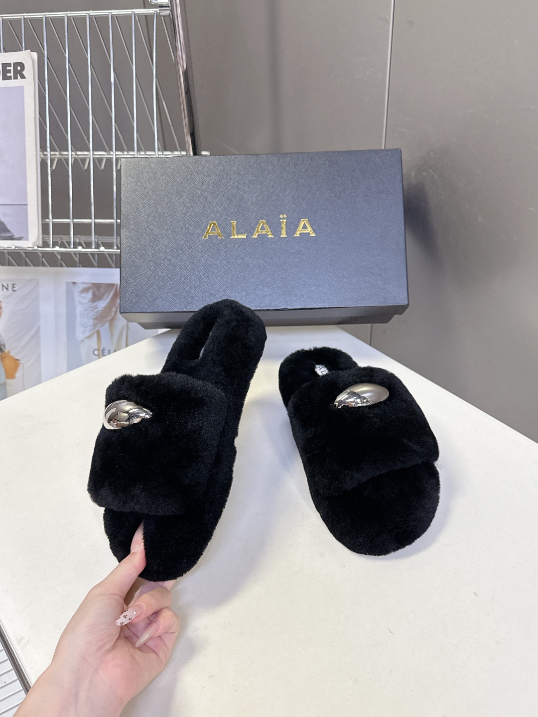  ALAÏA阿莱亚秋冬最新款毛毛拖鞋～
  超多明星网红种草 这双毛拖也好好看！皮质的就是非常高级呀 搭