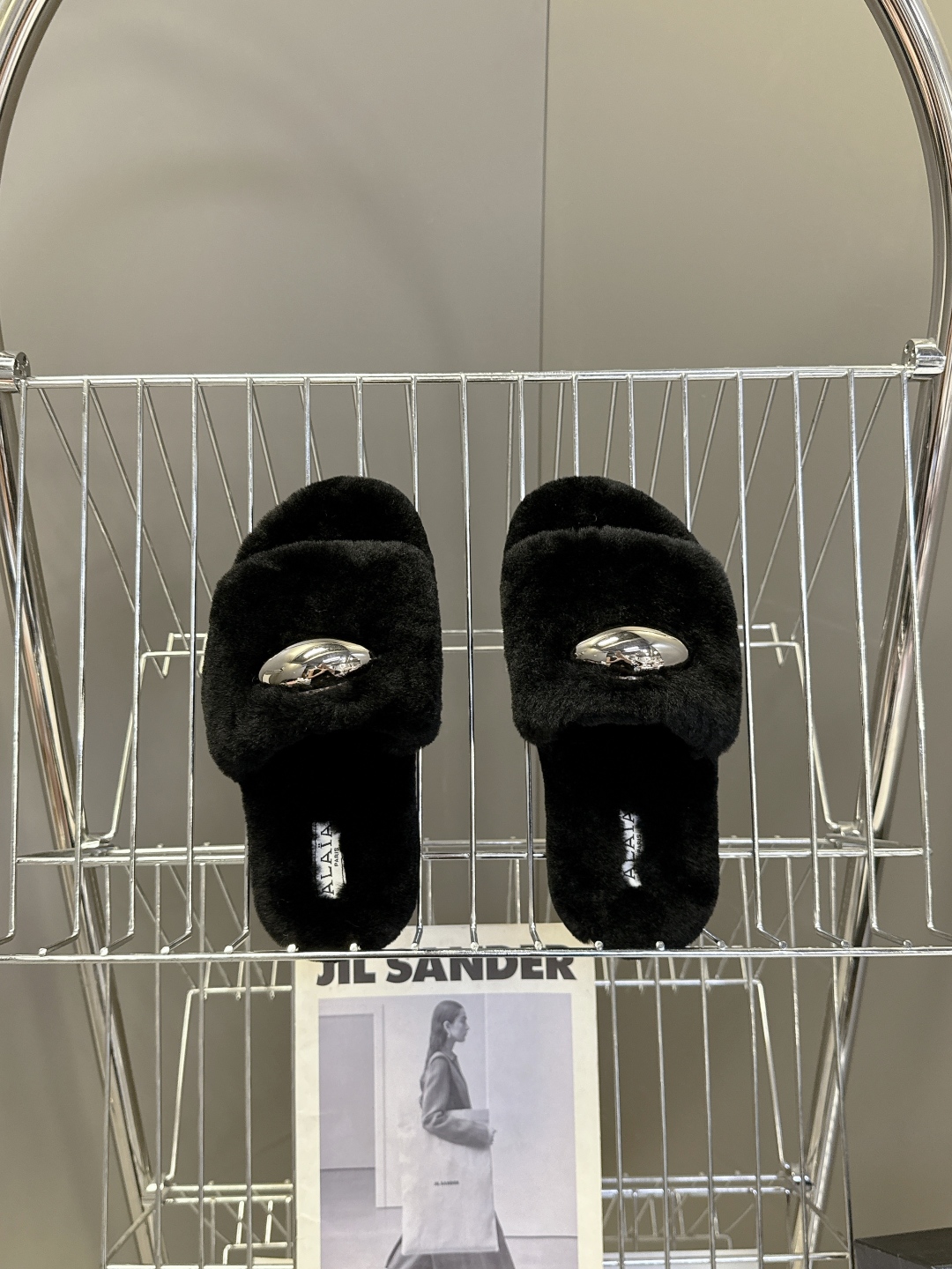  ALAÏA阿莱亚秋冬最新款毛毛拖鞋～
  超多明星网红种草 这双毛拖也好好看！皮质的就是非常高级呀 搭