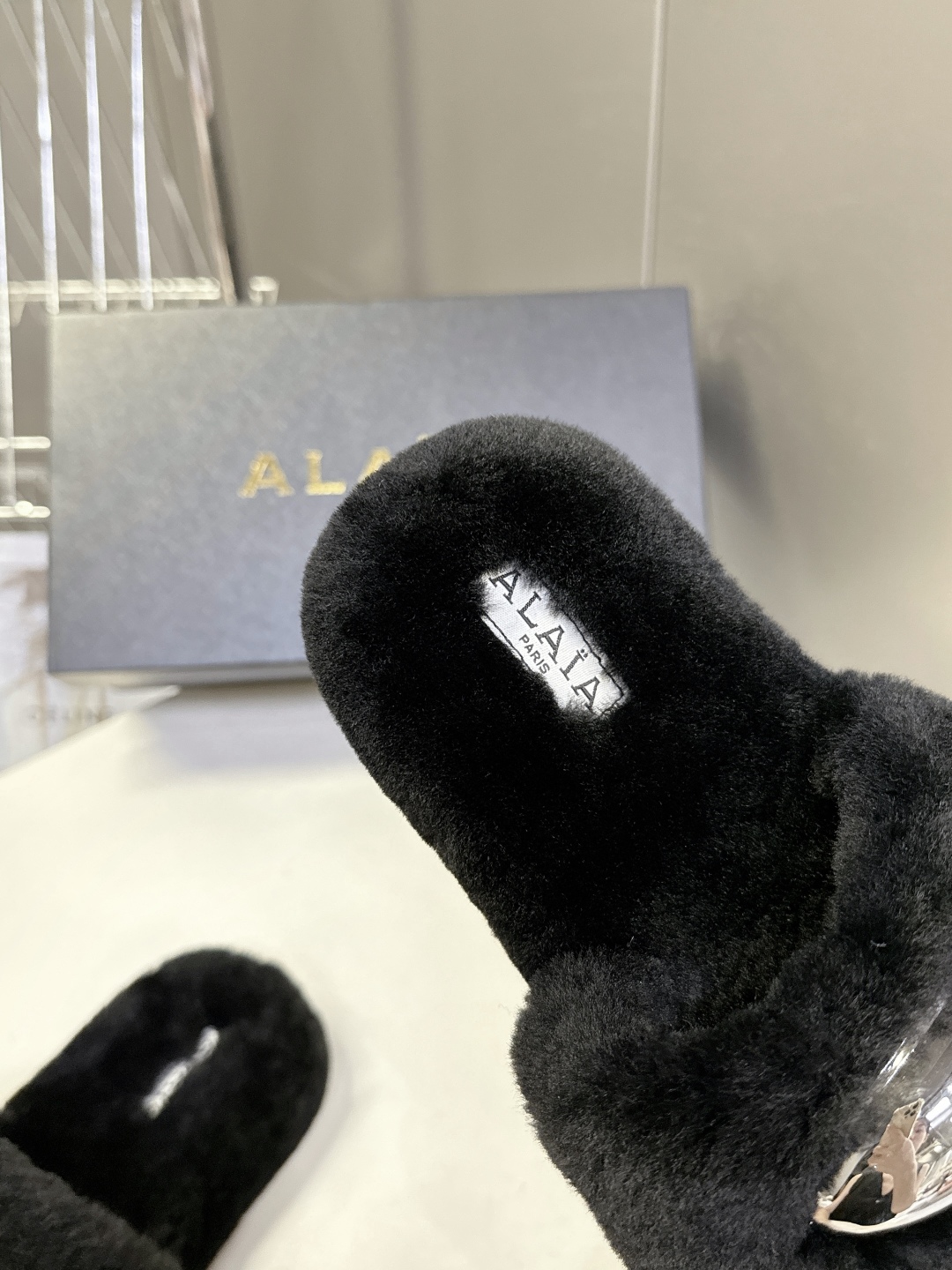  ALAÏA阿莱亚秋冬最新款毛毛拖鞋～
  超多明星网红种草 这双毛拖也好好看！皮质的就是非常高级呀 搭