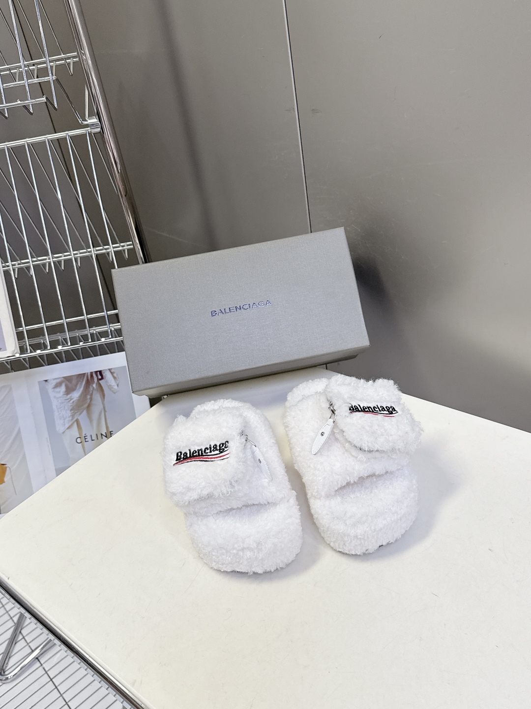  巴黎世家Balenciaga秋冬最新情侣款可乐毛拖～
  超多明星网红种草 这双毛拖也是好好看 小包包