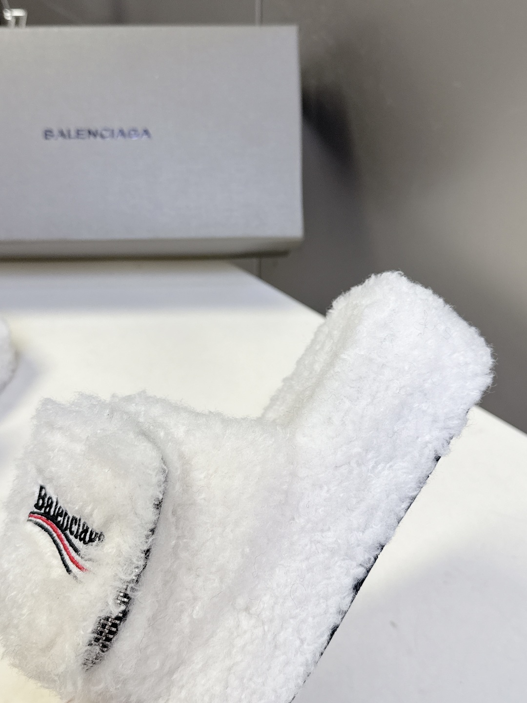 巴黎世家Balenciaga秋冬最新情侣款可乐毛拖～
  超多明星网红种草 这双毛拖也是好好看 小包包