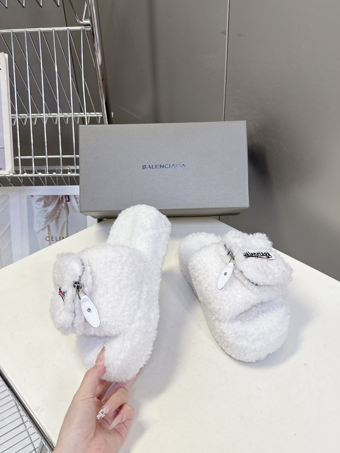  巴黎世家Balenciaga秋冬最新情侣款可乐毛拖～
  超多明星网红种草 这双毛拖也是好好看 小包包