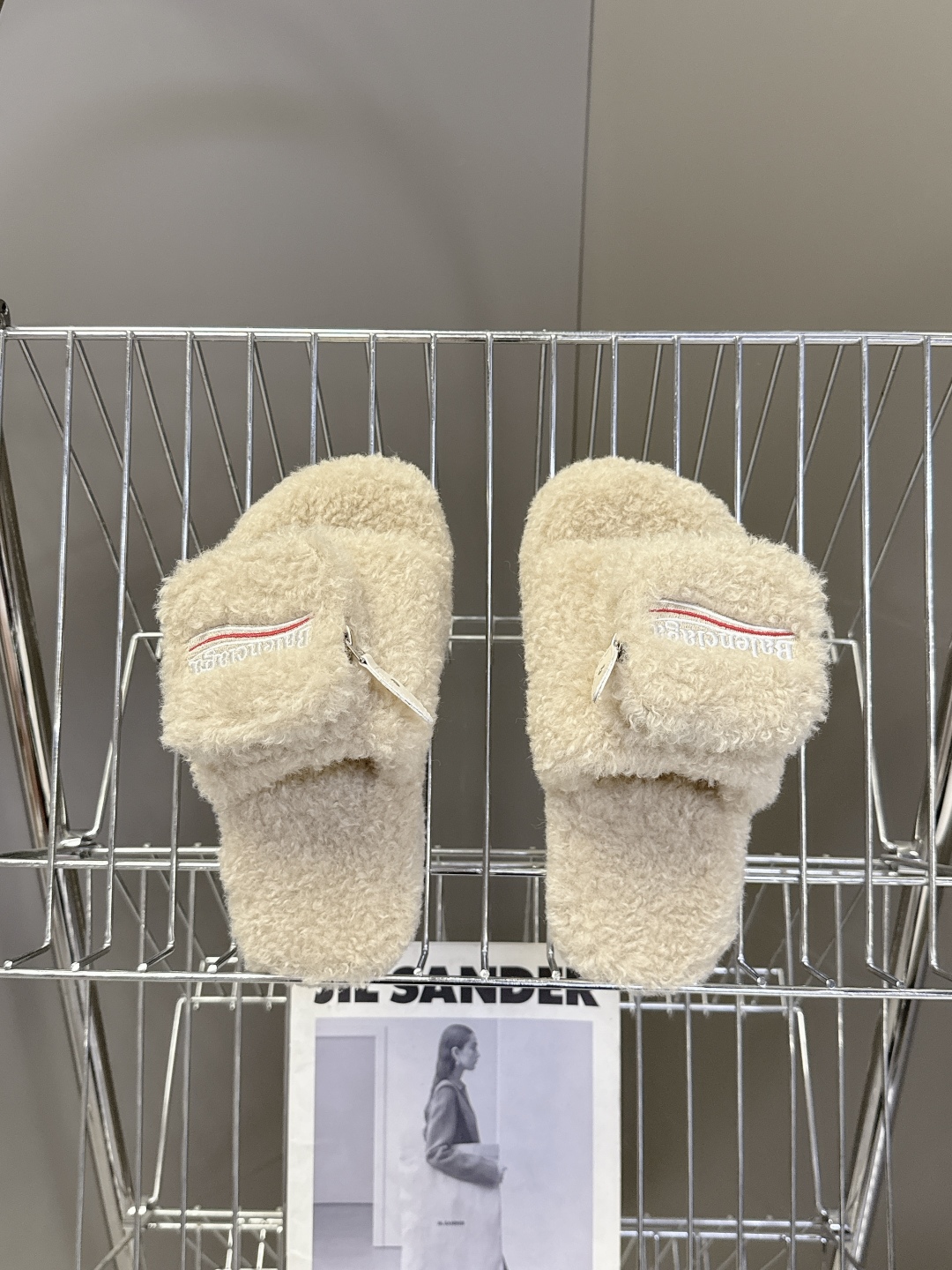  巴黎世家Balenciaga秋冬最新情侣款可乐毛拖～
  超多明星网红种草 这双毛拖也是好好看 小包包