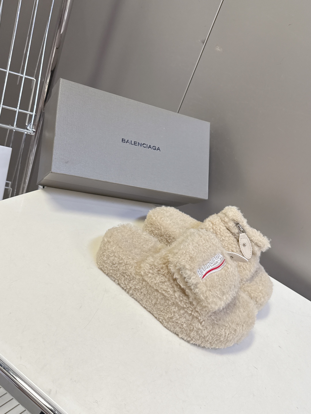  巴黎世家Balenciaga秋冬最新情侣款可乐毛拖～
  超多明星网红种草 这双毛拖也是好好看 小包包